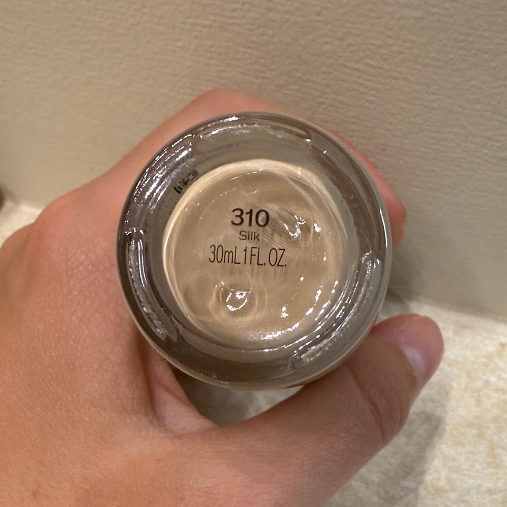 Shiseido Revitalessence Skin Glow Foundation - Silk 310 - Picture 2 of 4